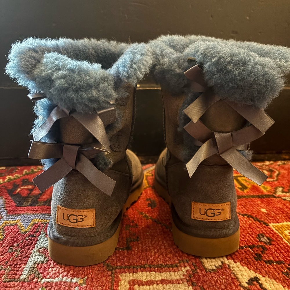 UGG Bailey Bow in Blue size 7